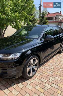 Внедорожник / Кроссовер Audi Q7 2016 в 