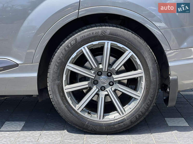 Внедорожник / Кроссовер Audi Q7 2017 в Ужгороде
