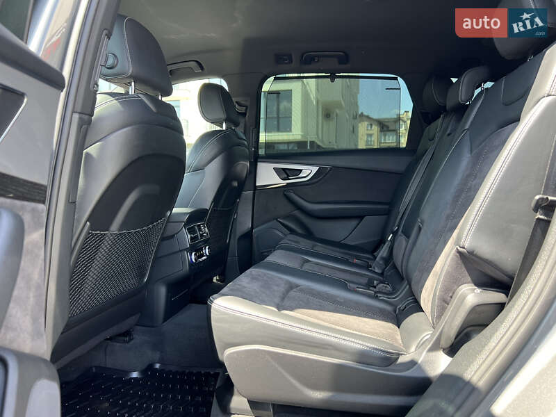 Внедорожник / Кроссовер Audi Q7 2017 в Ужгороде