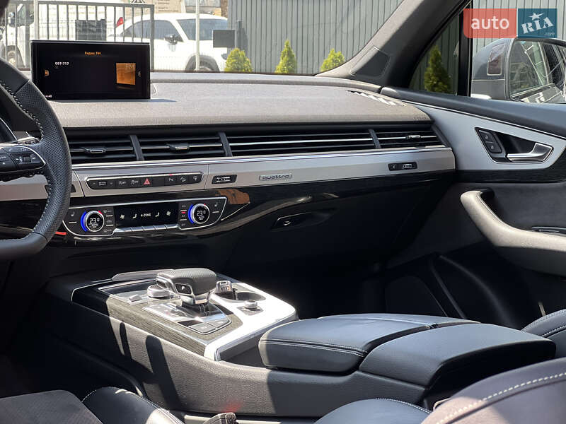 Внедорожник / Кроссовер Audi Q7 2017 в Ужгороде