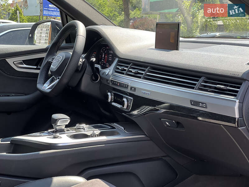Внедорожник / Кроссовер Audi Q7 2017 в Ужгороде