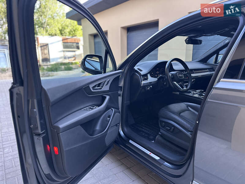 Позашляховик / Кросовер Audi Q7 2016 в Рівному