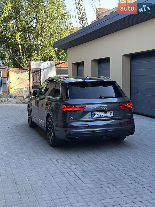 Позашляховик / Кросовер Audi Q7 2016 в Рівному