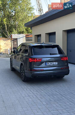 Позашляховик / Кросовер Audi Q7 2016 в 