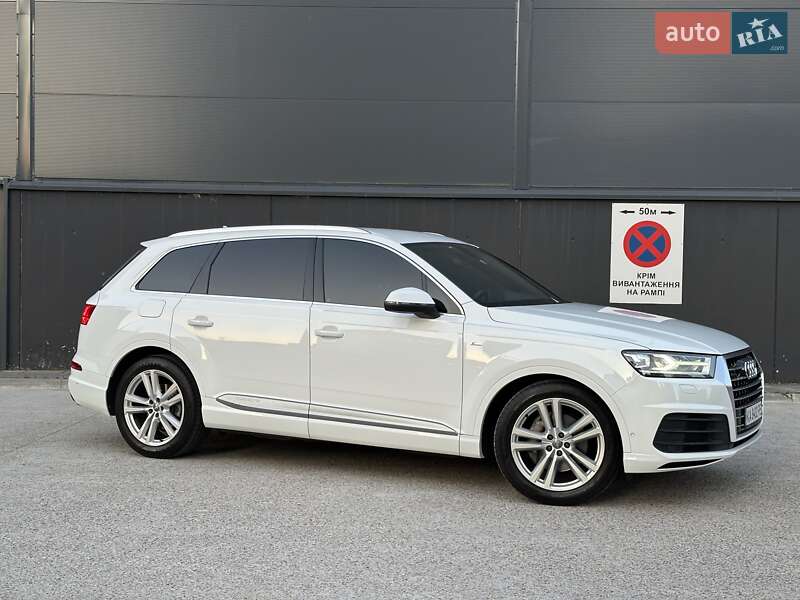 Внедорожник / Кроссовер Audi Q7 2017 в 