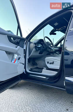 Внедорожник / Кроссовер Audi Q7 2016 в 