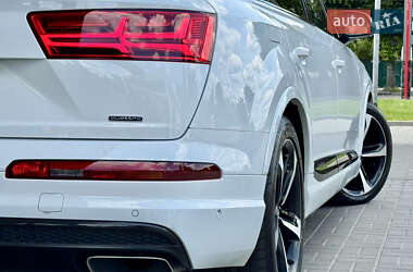 Внедорожник / Кроссовер Audi Q7 2016 в 