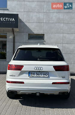 Внедорожник / Кроссовер Audi Q7 2016 в 