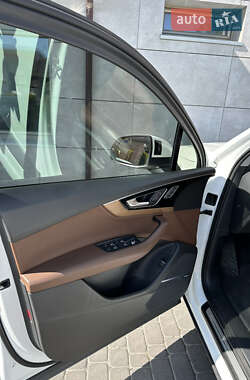 Внедорожник / Кроссовер Audi Q7 2016 в 
