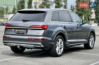 Позашляховик / Кросовер Audi Q7 2021 в 