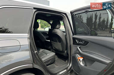 Позашляховик / Кросовер Audi Q7 2021 в 