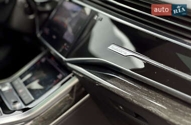 Позашляховик / Кросовер Audi Q7 2021 в 