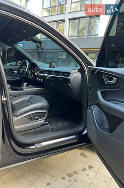 Внедорожник / Кроссовер Audi Q7 2016 в 