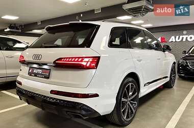 Позашляховик / Кросовер Audi Q7 2024 в 