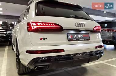 Позашляховик / Кросовер Audi Q7 2024 в 