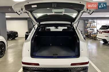 Позашляховик / Кросовер Audi Q7 2024 в 