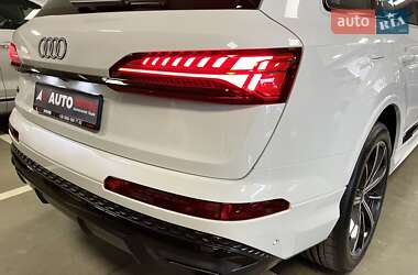 Позашляховик / Кросовер Audi Q7 2024 в 