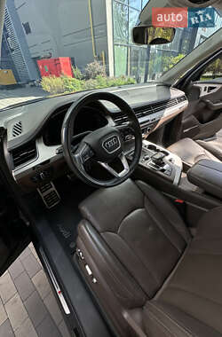 Внедорожник / Кроссовер Audi Q7 2016 в 