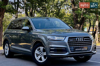 Внедорожник / Кроссовер Audi Q7 2017 в 