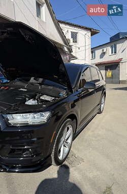 Позашляховик / Кросовер Audi Q7 2018 в 