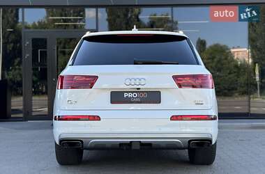Внедорожник / Кроссовер Audi Q7 2016 в 