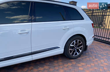 Внедорожник / Кроссовер Audi Q7 2017 в 
