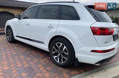 Внедорожник / Кроссовер Audi Q7 2017 в 