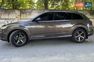 Позашляховик / Кросовер Audi Q7 2018 в 