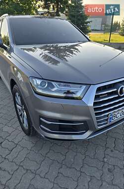 Внедорожник / Кроссовер Audi Q7 2017 в 