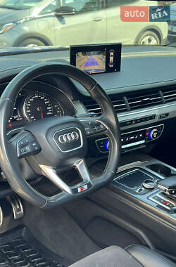 Позашляховик / Кросовер Audi Q7 2016 в 