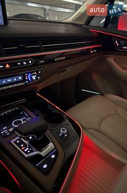 Внедорожник / Кроссовер Audi Q7 2016 в 