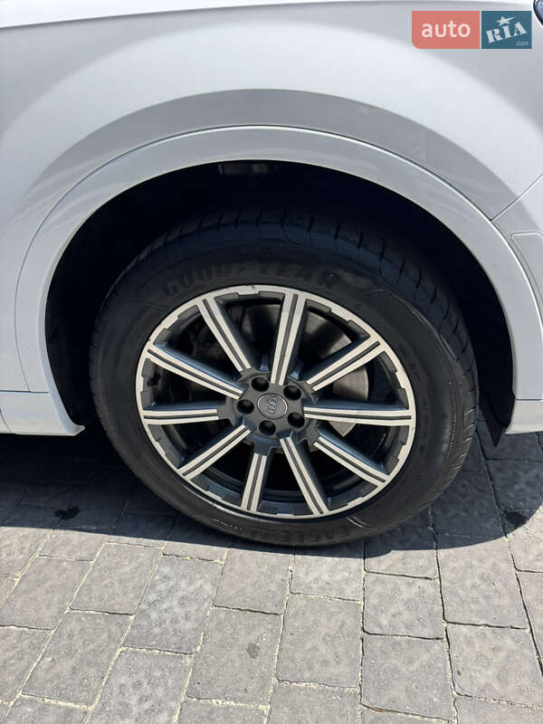 Позашляховик / Кросовер Audi Q7 2017 в Ужгороді