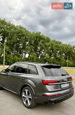 Позашляховик / Кросовер Audi Q7 2020 в 