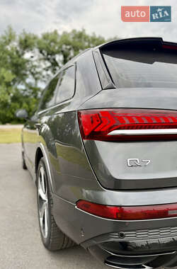 Позашляховик / Кросовер Audi Q7 2020 в 