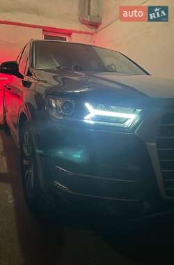 Позашляховик / Кросовер Audi Q7 2017 в 