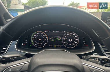 Позашляховик / Кросовер Audi Q7 2018 в 