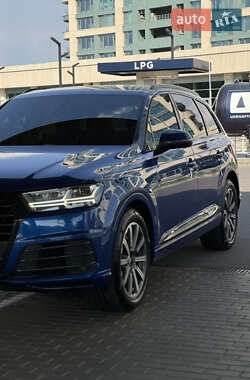 Позашляховик / Кросовер Audi Q7 2016 в 