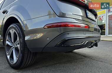 Позашляховик / Кросовер Audi Q7 2020 в 