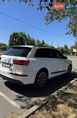 Позашляховик / Кросовер Audi Q7 2016 в 