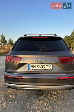 Позашляховик / Кросовер Audi Q7 2019 в 