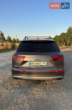 Позашляховик / Кросовер Audi Q7 2019 в 