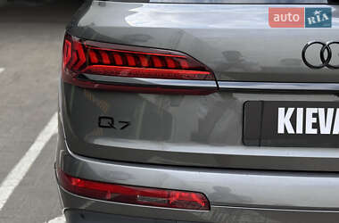 Позашляховик / Кросовер Audi Q7 2020 в 