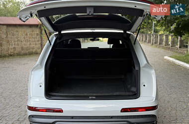 Позашляховик / Кросовер Audi Q7 2022 в 