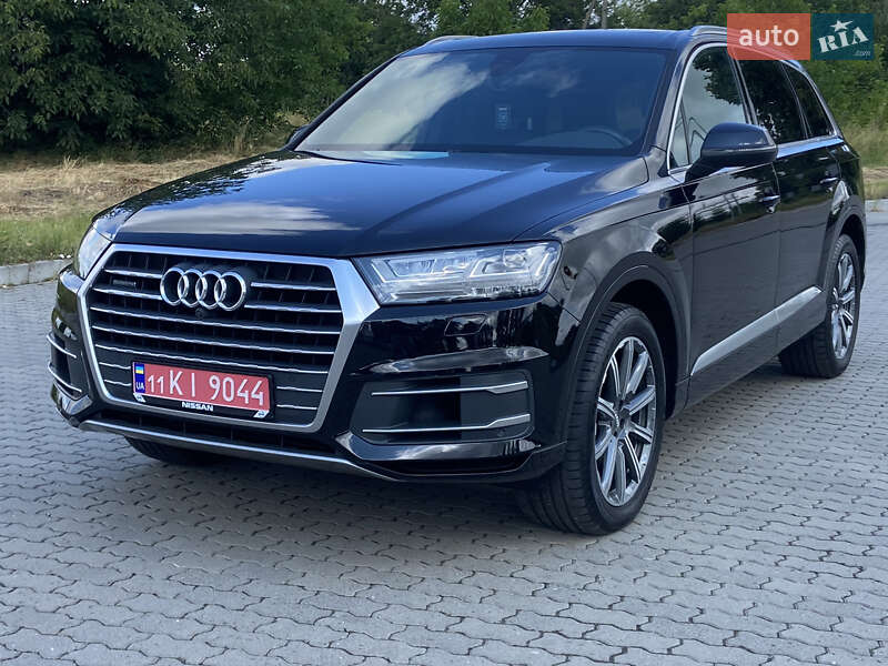 Позашляховик / Кросовер Audi Q7 2018 в 
