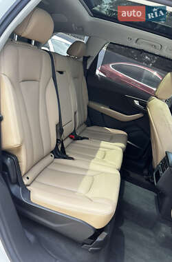 Позашляховик / Кросовер Audi Q7 2025 в 