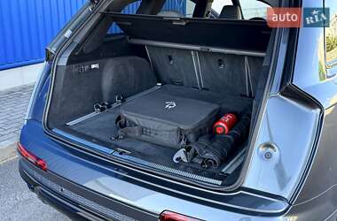 Позашляховик / Кросовер Audi Q7 2021 в 