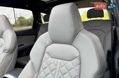 Позашляховик / Кросовер Audi Q7 2021 в 