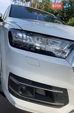 Позашляховик / Кросовер Audi Q7 2017 в 