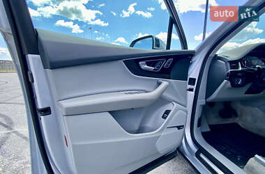 Позашляховик / Кросовер Audi Q7 2018 в 
