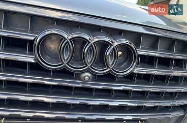 Позашляховик / Кросовер Audi Q7 2018 в 